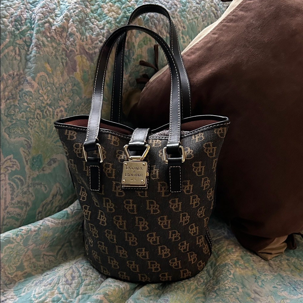 Dooney & Bourke Vintage signature Monogram canvas bucket shoulder bag - Picture 2 of 8